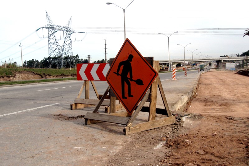 Señal de peligro y obras en una carretera